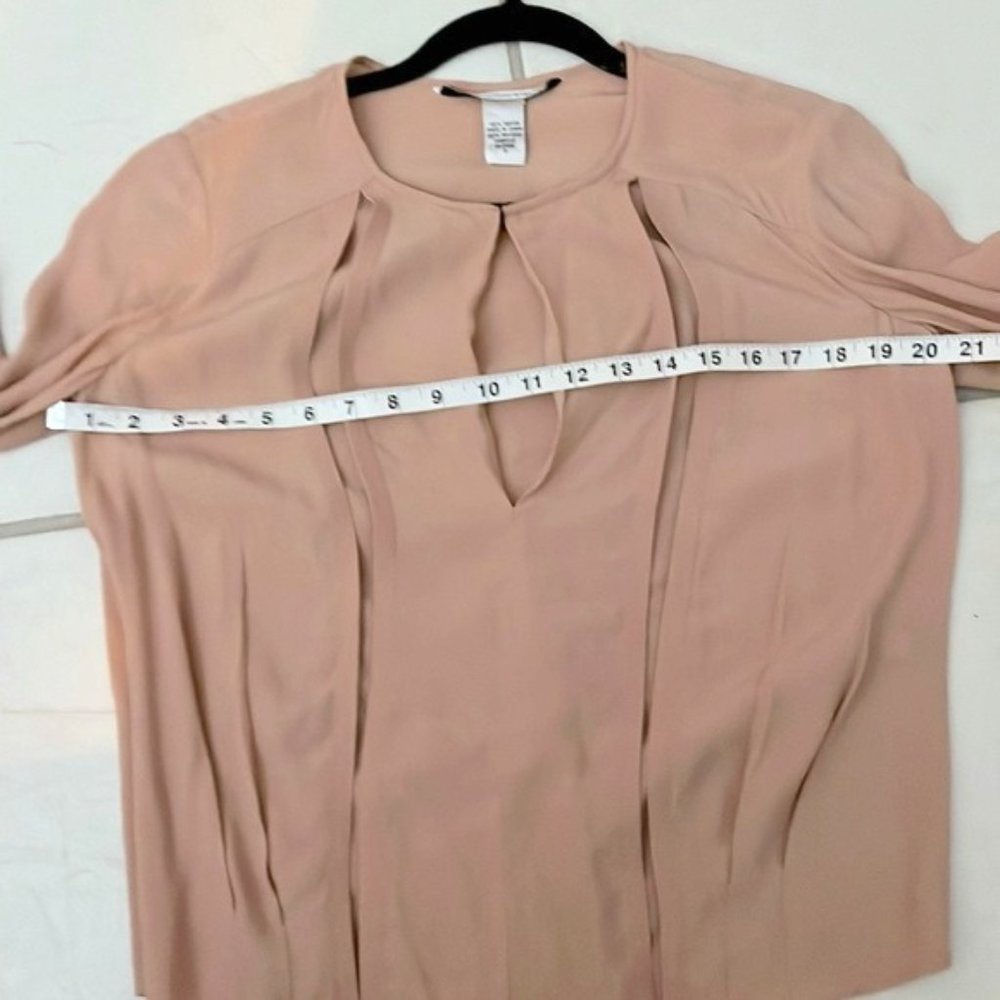 DIANE VON FURSTENBURG CUT OUT BLOUSE GATHERS AT WAIST - SMALL